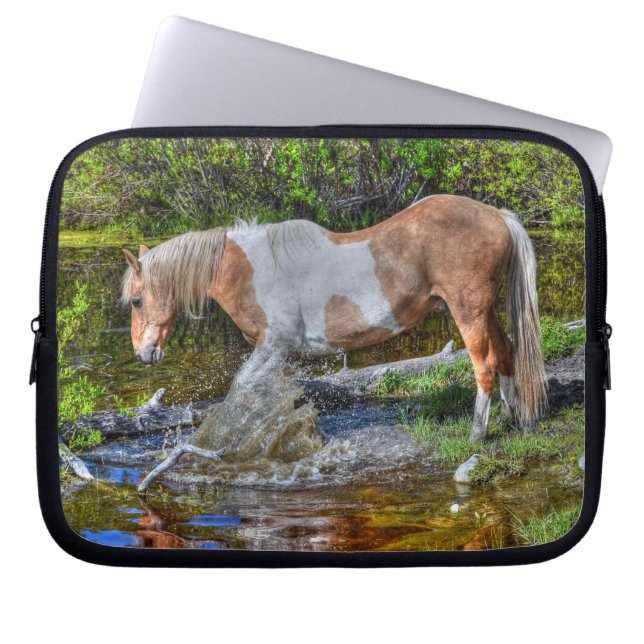 Palomino Paint Horse & Forest Pond Laptop Sleeve (Framsidan)
