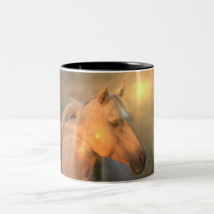 Palominohäst i ljus kaffemugg