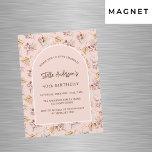 Pampas gräs blommigt ro guld lyxår magnetisk inbjudningskort<br><div class="desc">En båge ram på mönster av pampasgräs och rosa blommor och en gyllene kor. Anpassa och lägg till namn och detaljer.</div>