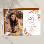 Pampas Grass Boho Terracotta Photo 30års födelseda Inbjudningar<br><div class="desc">Foto 30års födelsedag-festinbjudan i Terracotta brände orange och vitt. Snygg modern minimalistisk design med handmålade botaniska accenter och ditt foto. Med pampas-gräs, löv, ro och typsnitt för typskript. Trendigets bohemiskformaterade perfekt av ökentema för fall, vinter, vår eller sommar. Du kan välja utskrivna inbjudningar och/eller en digital mall för omedelbar nedladdning....</div>