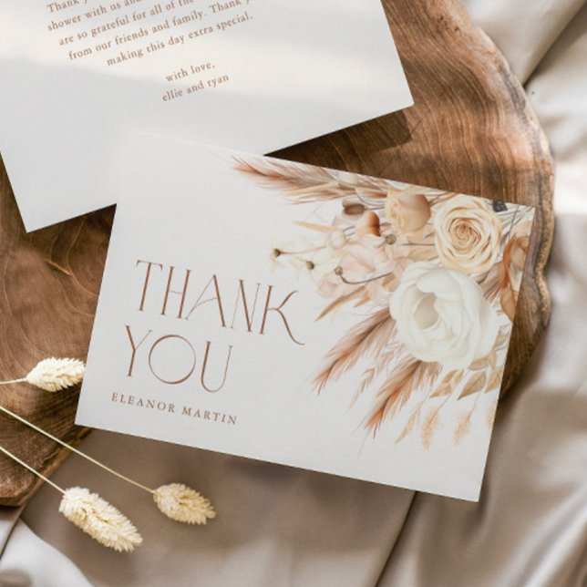 Pampasgräs Boho Neutral Bröllopsfest Tack Kort (Elegant typography boho floral wedding bridal shower thank you card.
)