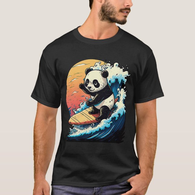 Panda Bear Surfing the underbar Wave off Kanagawa T Shirt (Framsida)