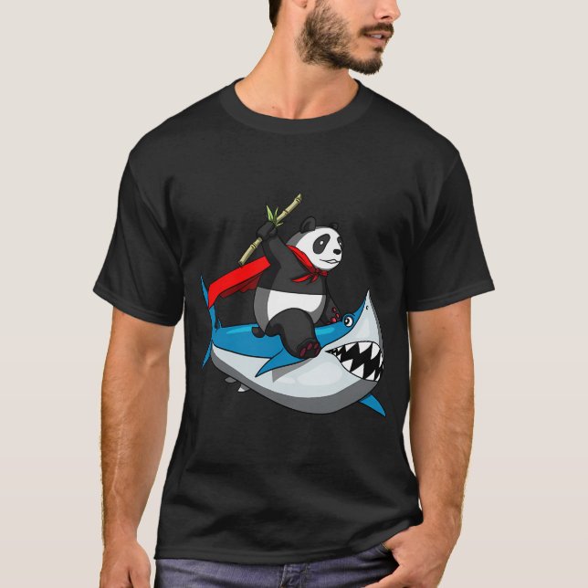 Panda björn ridande haj t shirt (Framsida)