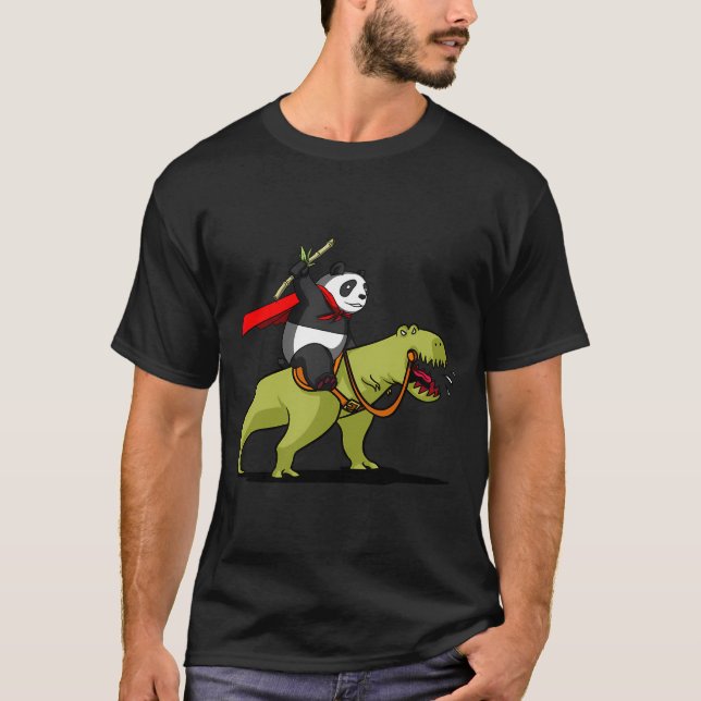 Panda björn ridande T-Rex dinosaurie T Shirt (Framsida)