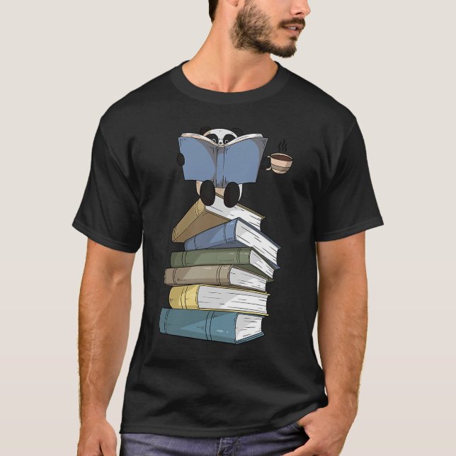Panda Bokar Drinking Coffee Panda Bear Reading T Shirt (Framsida)