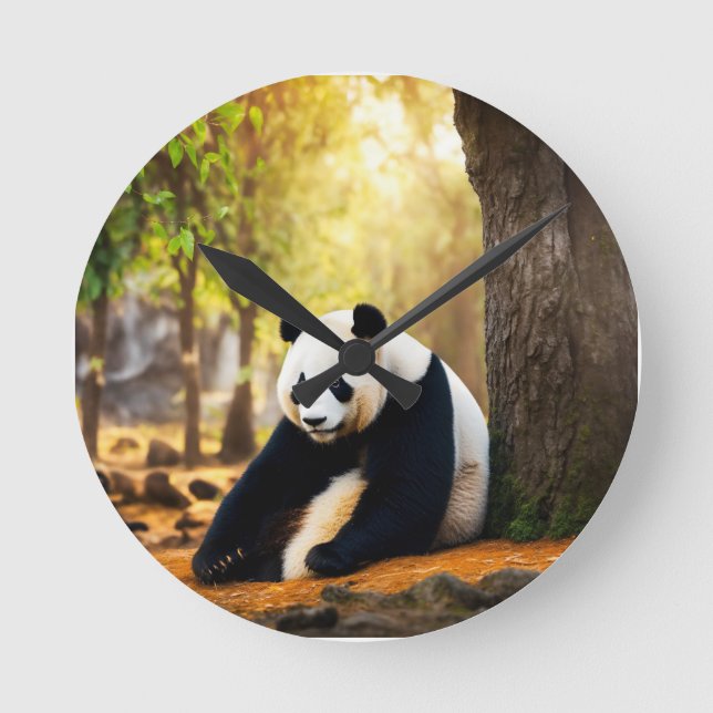 Panda i tankar – Fredlig reflektion vid träd Rund Klocka (Framsida)