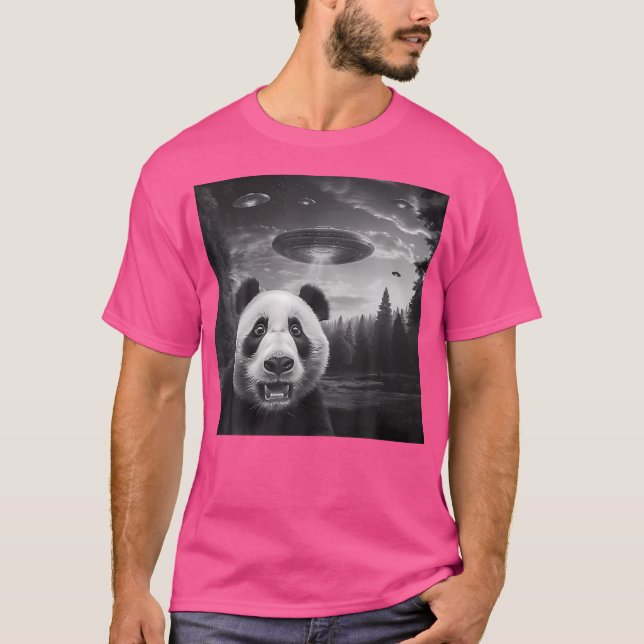 Panda Selfie in Alien Ufo Invasion T Shirt (Framsida)