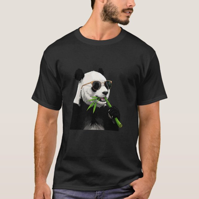 Panda som bär solglasögon som äter bambu, cool t shirt (Framsida)