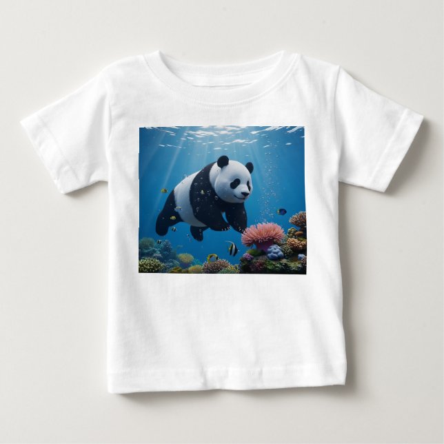 Panda som simmar genom en levande korallrev t shirt (Framsida)