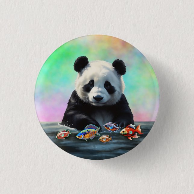 Panda stirrar på färgglada simmande fiskar knapp (Framsida)