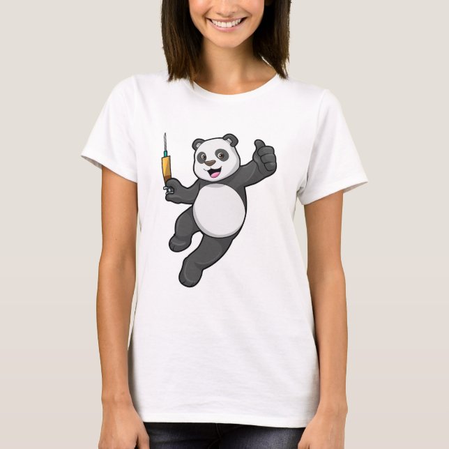 Panda vid vaccinering med spruta t shirt (Framsida)