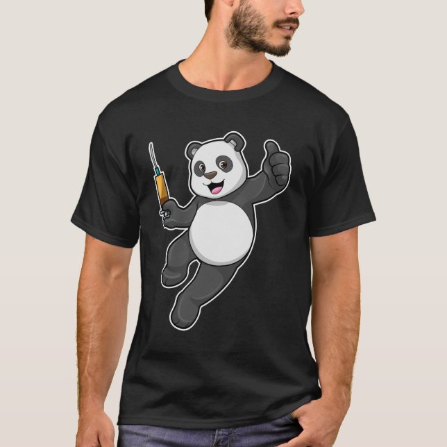 Panda vid vaccinering med spruta t shirt (Framsida)