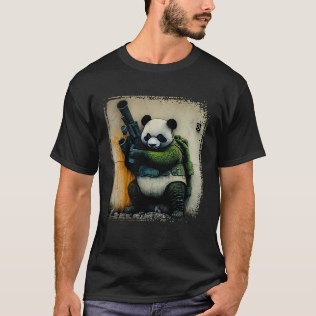 Panda Warrior Holding Rocket Launcher Distressed W T Shirt (Framsida)