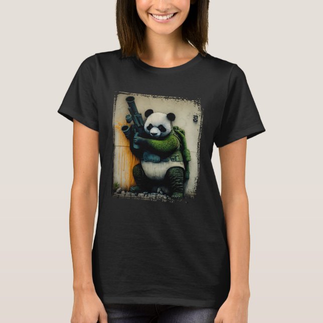 Panda Warrior Holding Rocket Launcher Distressed W T Shirt (Framsida)
