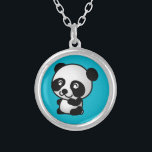 Pandabjörn i Cute Black och White lycklig Silverpläterat Halsband<br><div class="desc">En söt och förtjusande illustration av en svart-vit panda björn sitta ner och tittar lycklig,  vänlig och älskvärd. Turkos blå bakgrund.</div>