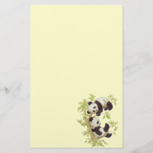 Pandas som leker i ett träd brevpapper