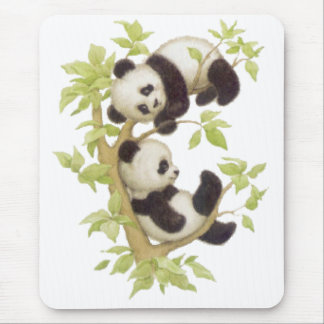 Pandas som leker i ett träd musmatta