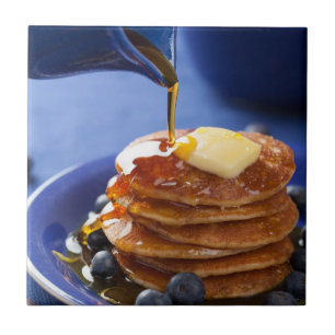 Pannkakor med sirap och blåbäret kakelplatta