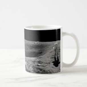 Panorama av den Apollo 16 astronautet på månen Kaffemugg