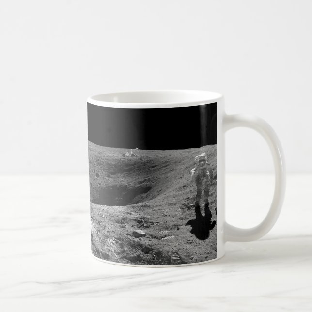 Panorama av den Apollo 16 astronautet på månen Kaffemugg (Höger)