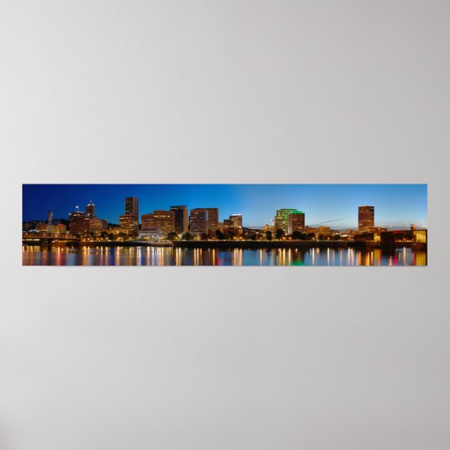 Panorama av Portland Oregon nattetid Poster (Framsidan)