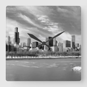 Panorama- beskåda av Chicago horisont i vinter Fyrkantig Klocka