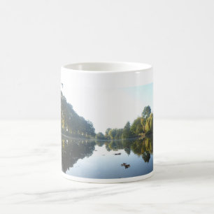 Panoramisk höst Träd på vattenfronten Mugg