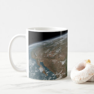 Panoramisk planetjord och USA. 2 Kaffemugg