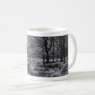 Panoramisk Snö Landskap med Träd och får Mugg