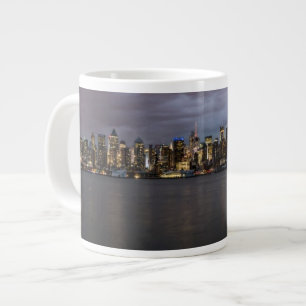 Panoramisk syn på Manhattan i Tidigt kväll Jumbo Mugg