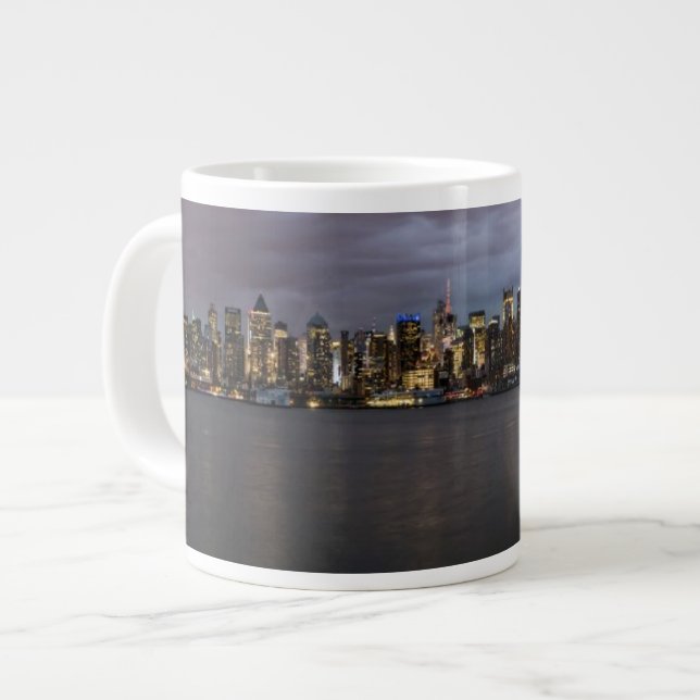 Panoramisk syn på Manhattan i Tidigt kväll Jumbo Mugg (Framsida vänster)