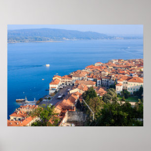 Panoramisk vy över Arona och Sjö Maggiore, Itali Poster