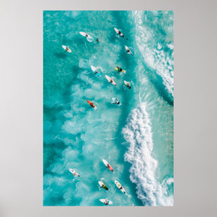 Panoramiska oceanen med Surfers Riding White Wav Poster