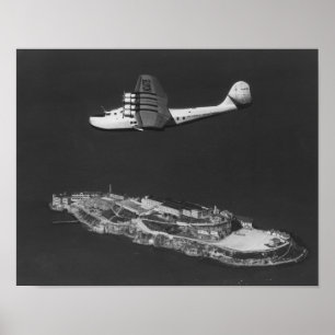 Panorera amerikanchinaclipperen som flyger över poster