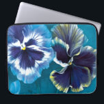 Pansy-blommor blommigt målarakvblått laptop fodral<br><div class="desc">Fin bra konst pansy blommigt fodral. En underbar presentidé för 1:a årsdagen eller precis som en konst som kan användas i arbetet. En originalmålning på färgad papper i gouache och vattenfärg av Sarah Trett www.sarahtrett.com för www.mylittleeden.com</div>
