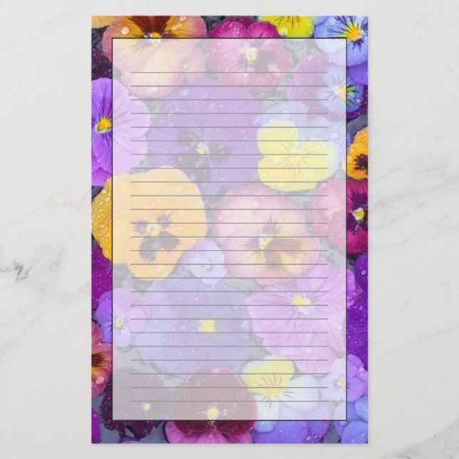 Pansy-blommor flytande i fågelbad med dagg brevpapper (Framsida)