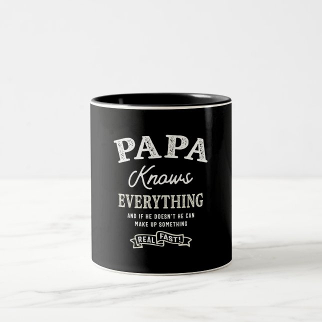 Papa Knows Everything - Funny Fathers Day Två-Tonad Mugg (Center)