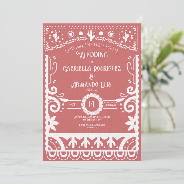 Papel Picado Coral Rosa & Vit Bröllopsinbjudan Inbjudningar (Stående Fram)