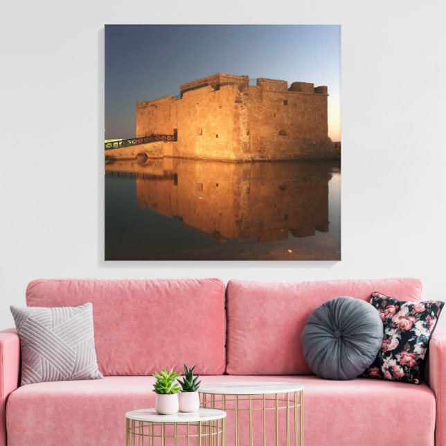 Paphos Castle med reflexer vid sunset Canvastryck (Insitu (Vardagsrum))