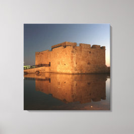 Paphos Castle med reflexer vid sunset Canvastryck