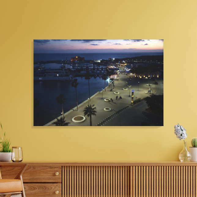 Paphos Castle och Harbour i natt Canvastryck (Insitu (Vardagsrum))