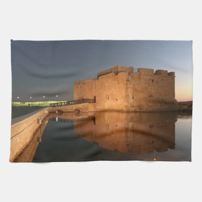 Paphos Castle och reflexioner vid solnedgång Kökshandduk (Horisontell)