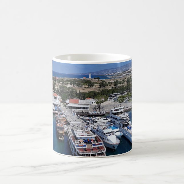 Paphos harbor-dronvy med fyr kaffemugg (Center)