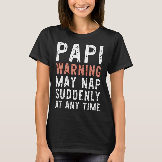 Papi Varning Kan Sova Plötsligt När Som Helst Roli T Shirt (Framsida)