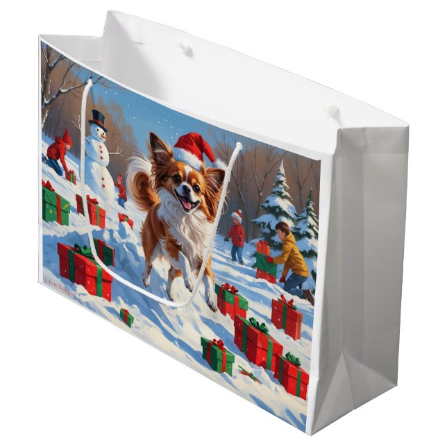 Papillon-hund springer i snö med julhatt (Framsidan Vinklad)