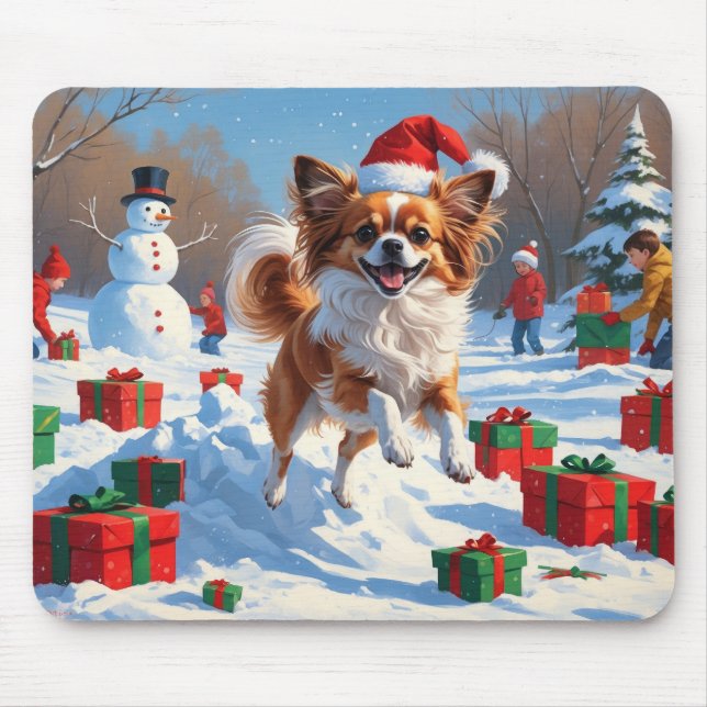 Papillon-hund springer i snö med julhatt musmatta (Framsidan)