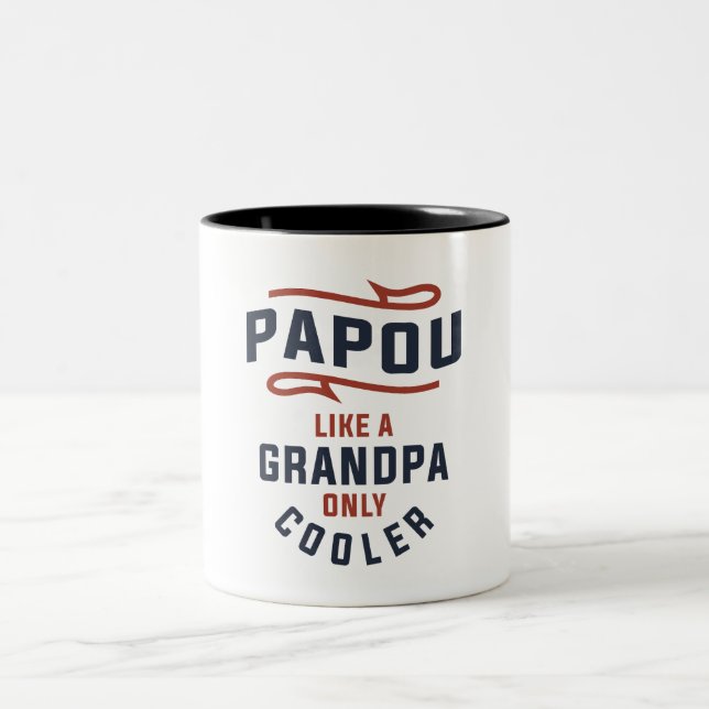 Papou som en "Grandpa Only Cooler Design" Två-Tonad Mugg (Center)