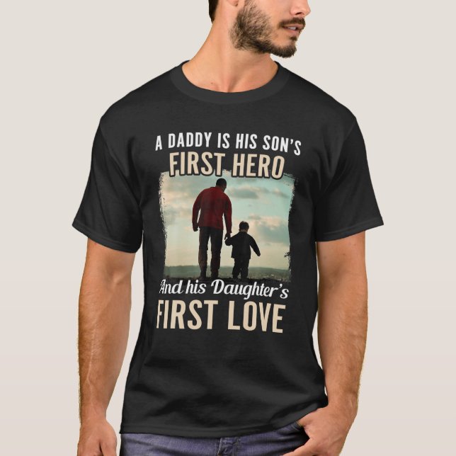 Pappa A Sons First Hero Daughters First Kärlek Far T Shirt (Framsida)