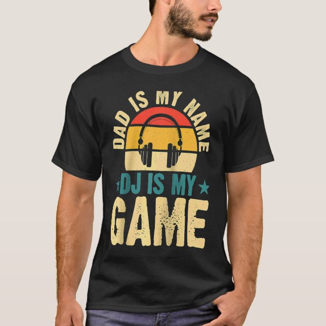 Pappa är mitt Namn DJ är mitt spel. T Shirt (Framsida)