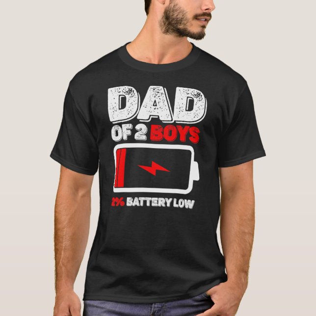 Pappa av två pojkar, låg batteritid för fars dag  t shirt (Framsida)